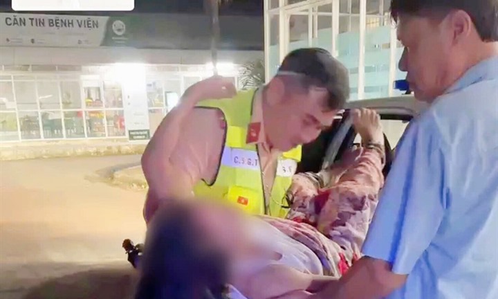 Cảnh sát giao thông xuyên đêm hỗ trợ người phụ nữ bị tai biến vượt qua cơn nguy kịch