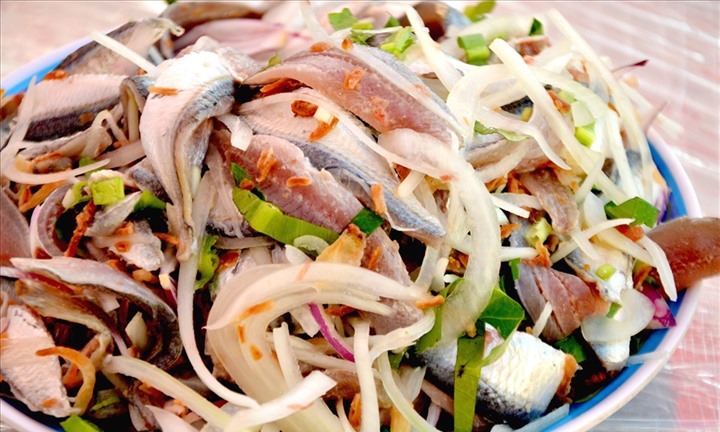 Loài cá nhỏ làm nên món gỏi trứ danh Phú Quốc: Thịt trắng thơm béo, giá bình dân dễ mua về đổi vị