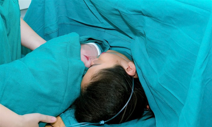 Ca mổ lấy thai đặc biệt ở sản phụ từng trải qua 3 lần phẫu thuật ổ bụng