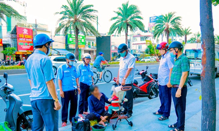 Vụ người phụ nữ mang theo con riêng của người tình xin ăn trên phố: Chính quyền vào cuộc xử lý