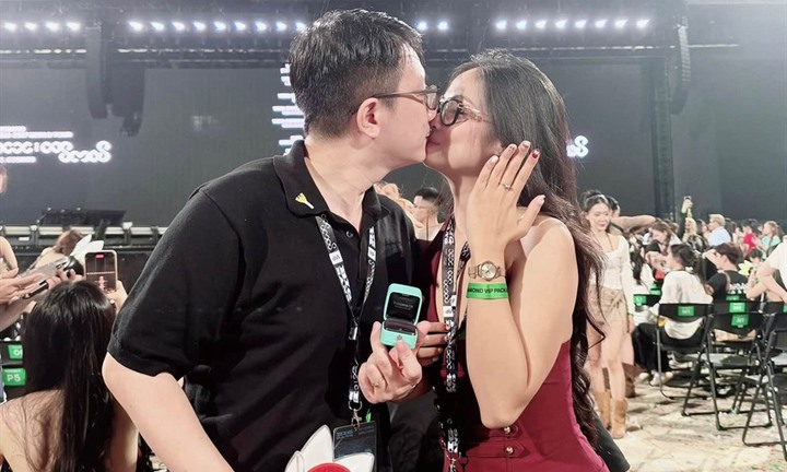 Danh tính người chồng chi 19 triệu mua vé VIP xem BIGBANG, quỳ gối cầu hôn bù cho vợ giữa sân Mỹ Đình
