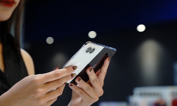 iPhone Duo khan hàng đợt đầu, giá thị trường tự do bị đẩy lên mức 135 triệu đồng