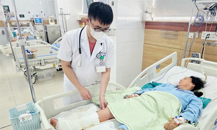 Đắp lá ớt chữa vết thương, người phụ nữ 65 tuổi phải nhập viện