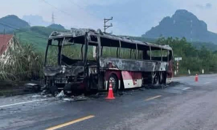 Xe khách cháy rụi, 23 du khách nước ngoài thoát nạn