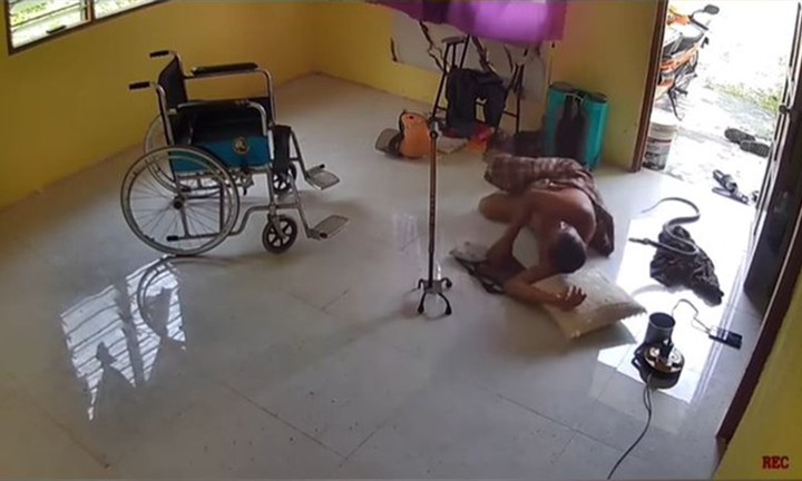 Đang ngủ trưa, người đàn ông hoảng hốt khi phát hiện
