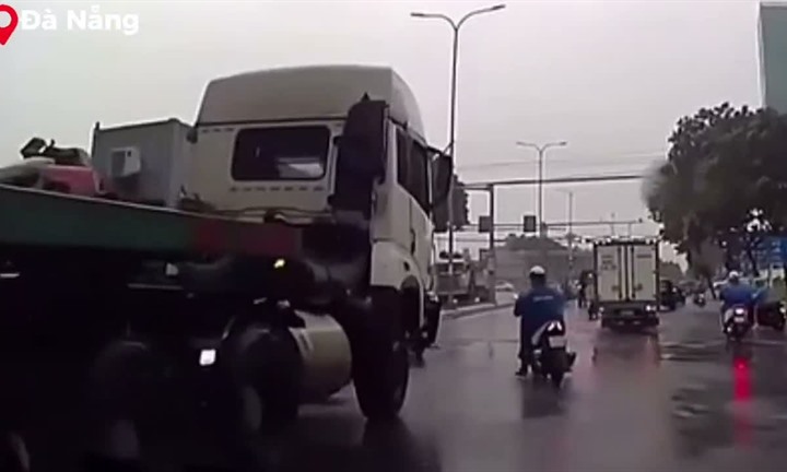 Cứu nữ sinh khỏi điểm mù xe container, nhân viên gác chắn xúc động trước phản ứng của người bà
