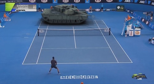 Tay vợt số 1 thế giới gây tò mò khi đọ vợt với... xe tăng