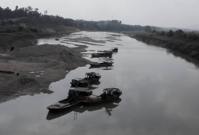 Quyết liệt xử lí thực trạng tập kết cát, sỏi trái phép tại chân cầu Rõi