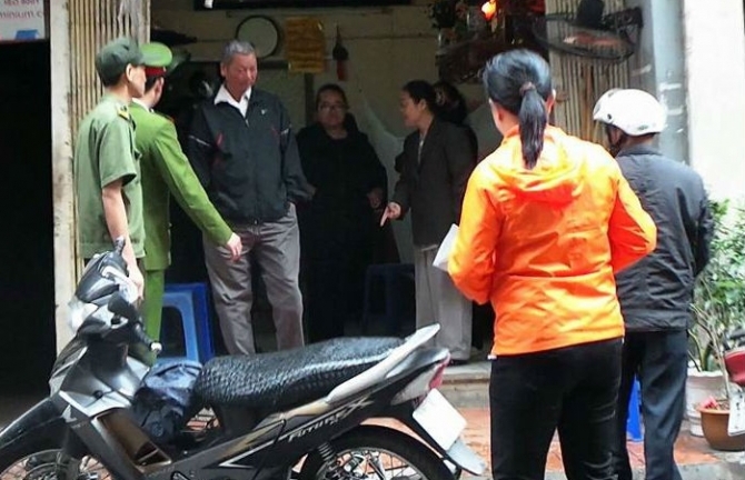 Hà Nội: Quỳ lạy xin đưa thi hài mẹ vào nhà tranh chấp