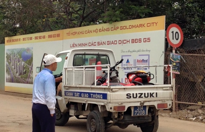 Bị xe tải kéo lê, thiếu nữ kêu cứu thảm thiết rồi tử vong