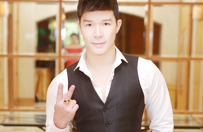 Nathan Lee để lộ nhẫn bạc tỷ khi tạo dáng chụp hình