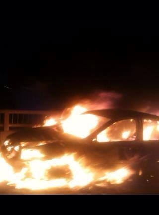 Hà Nội: Xe ô tô biển xanh cháy bùng bùng ở đường trên cao