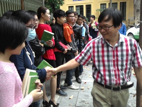 Độc giả Hà Nội xếp hàng trong mưa xin chữ ký Nguyễn Nhật Ánh