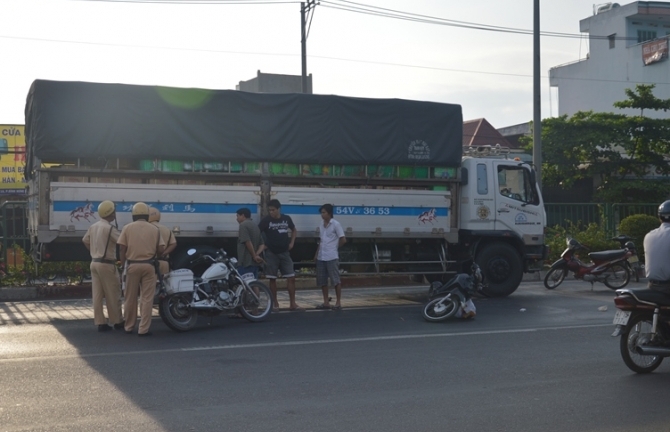 TP.HCM: Đi vào làn ô tô, xe máy đâm liên tiếp hai xe tải