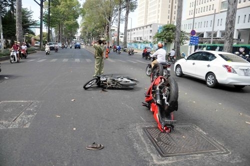 TP HCM: Mô tô phân khối lớn đối đầu xe máy, một người nhập viện