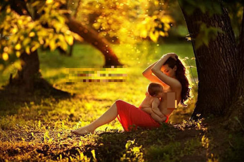 Dân mạng “dậy sóng” với bộ ảnh “Mẹ ngực trần cho con bú”