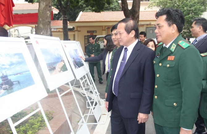 Tặng tư liệu bản đồ về Trường Sa, Hoàng Sa cho Bộ đội biên phòng
