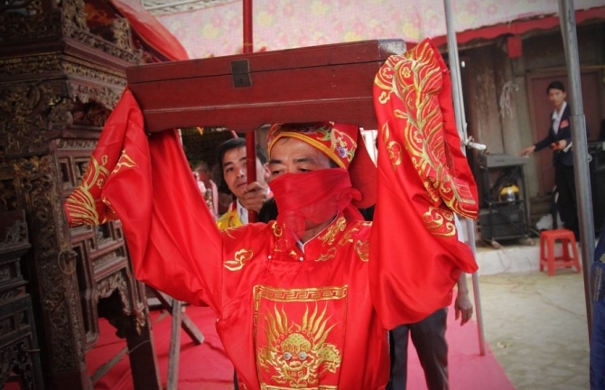 Giẫm đạp nhau đến ngất lịm để cướp phết ở Phú Thọ