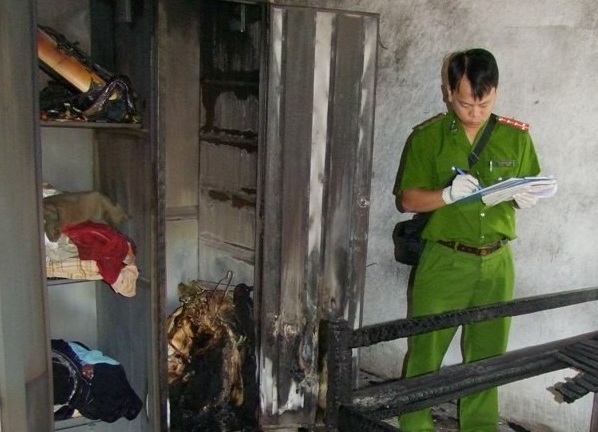 Đang ngủ, người đàn ông bị “bà hai” tưới xăng đốt