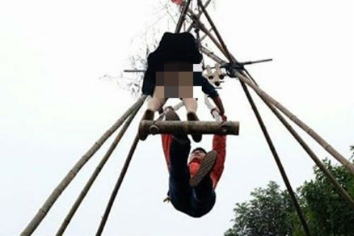 Phản cảm thiếu nữ mặc váy chơi đánh đu ở hội Lim