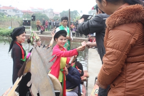 Những hình ảnh phản cảm tại hội Lim Bắc Ninh 2015