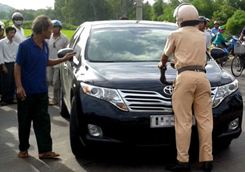 Nữ cán bộ Sở Xây dựng hất tung Cảnh sát lên nắp capo