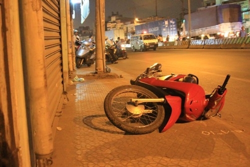 Người ngồi sau thiệt mạng, nam thanh niên vứt xe máy bỏ chạy