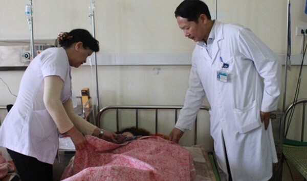 Đâm thủng bụng bạn gái vì không nối lại tình xưa