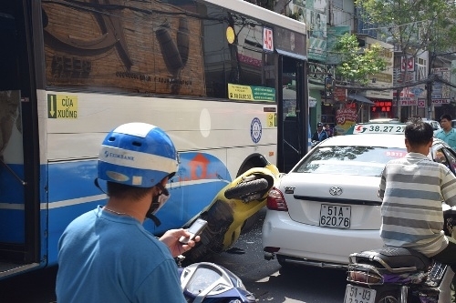 TP.HCM: Xe buýt, xe máy và taxi tông nhau liên hoàn