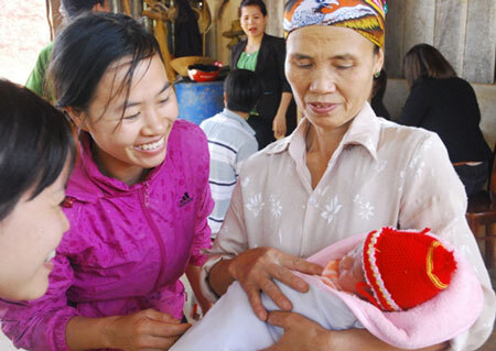 Bé trai sơ sinh bị bỏ rơi cạnh chuồng bò vào sáng sớm