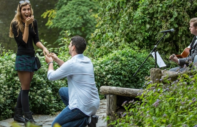 Khoảnh khắc cầu hôn tuyệt đẹp của các cặp đôi