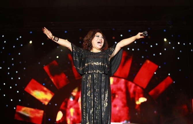 Đàm Vĩnh Hưng bất ngờ làm khách mời, khóa môi Siu Black