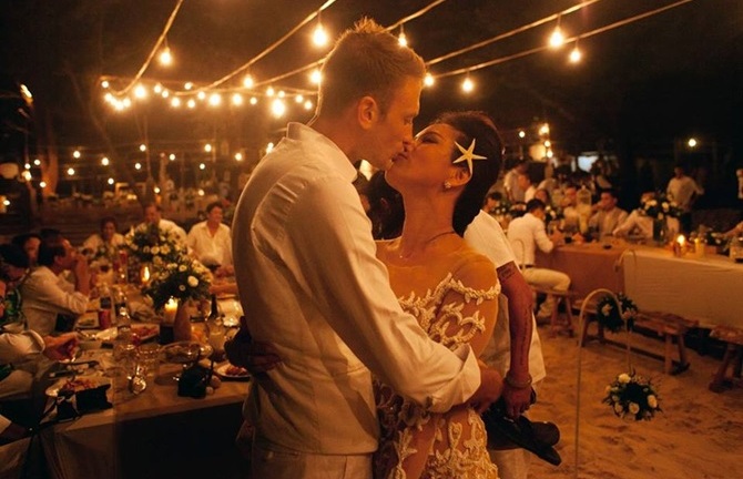 Phương Vy hôn chồng say đắm trong lễ cưới 