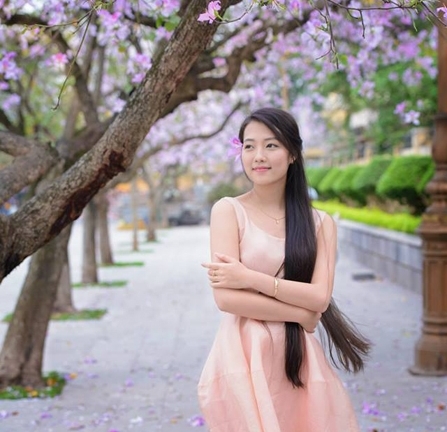 Thiếu nữ Hà thành duyên dáng bên nhánh hoa ban