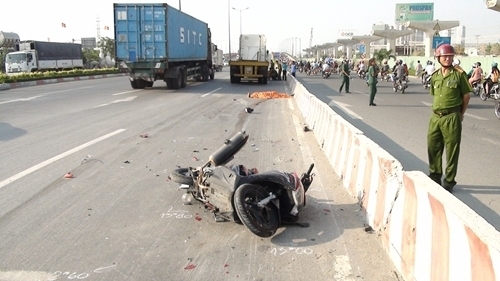 Đi lấn làn, một người bị container tông chết trên xa lộ Hà Nội