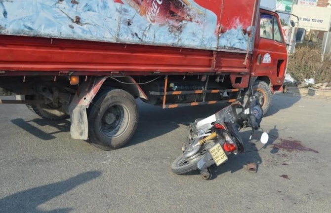 TP.HCM: Xe máy va chạm với ô tô, hai người nhập viện