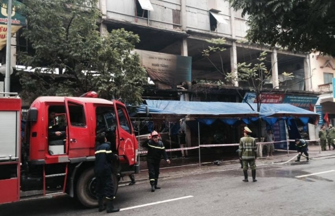 Hà Nội: Cháy hàng tạp hóa, xe sang bị thiêu rụi