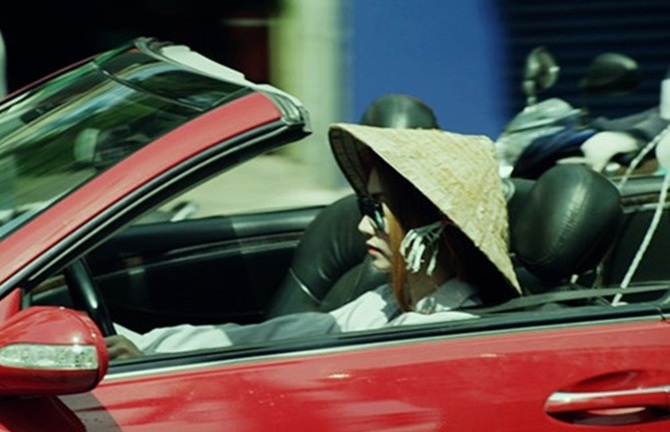 Ngân Khánh nhếch nhác lái xế hộp đi mua ve chai trong 