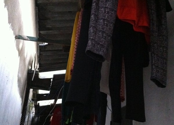 Cận cảnh những khu trọ ủ dột ngày mưa giữa lòng Thủ đô