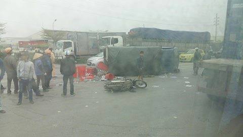 Va chạm xe đầu kéo, xe tải đè chết người đi xe máy