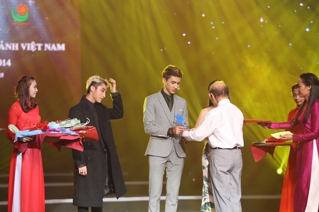 Sơn Tùng M-TP nhận giải Diễn viên trẻ triển vọng 