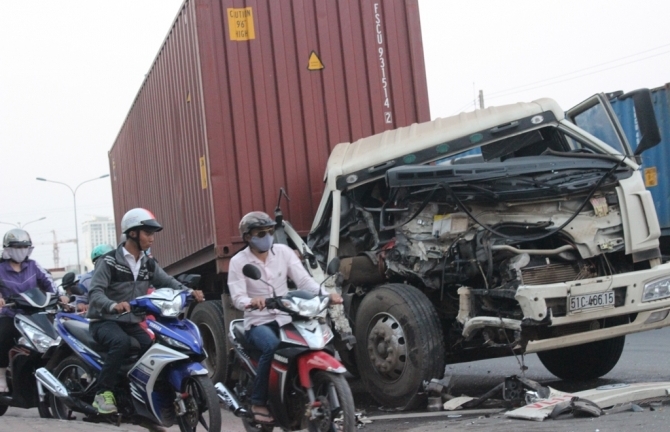 Bình Dương: “Hung thần” nát đầu sau cú va chạm