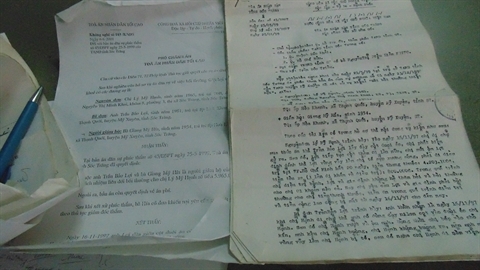 Bị kháng cự khi sàm sỡ thiếu niên, người đàn bà đâm đơn kiện