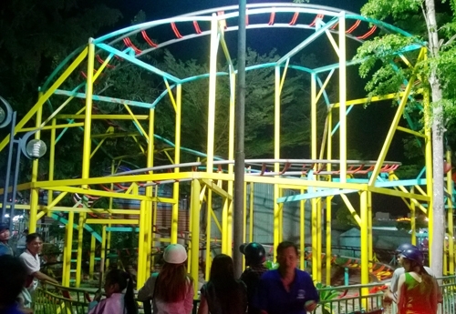 Tàu lượn trong nhà thiếu nhi rơi khỏi đường ray, 2 trẻ văng xuống đất