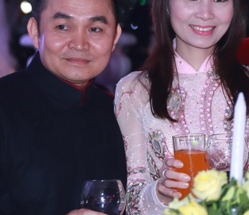 Xuân Hinh cùng vợ diện áo dài đến đám cưới “bạn gái” Thanh Thanh Hiền