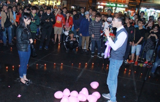 Màn tỏ tình lãng mạn khiến đất Cảng 'dậy sóng'