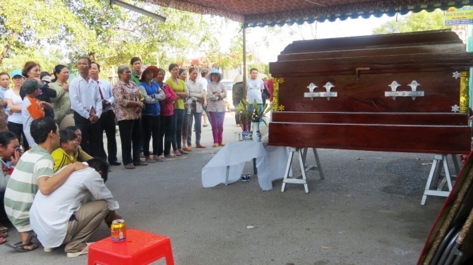 Người vợ vướng lưới rơi xuống biển, tử vong trước mặt chồng