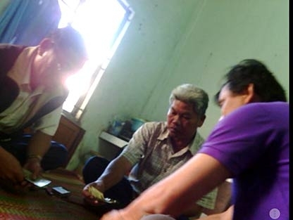 Đánh bài ăn tiền, Phó Chánh văn phòng ủy ban huyện mất chức 