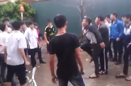 Bức xúc trước clip 20 nam sinh đánh nhau như 'giang hồ'