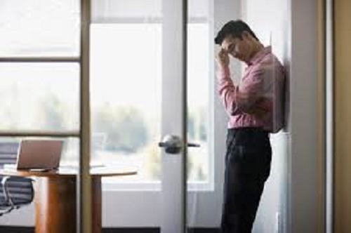 Đêm tân hôn lặng người nhìn vợ khóc lóc, cầu xin rối rít